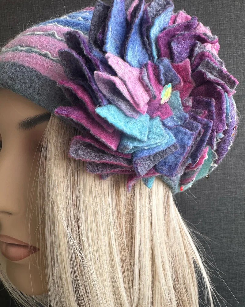 Шапка женская из мериносовой шерсти. Полосатая шапка с цветком