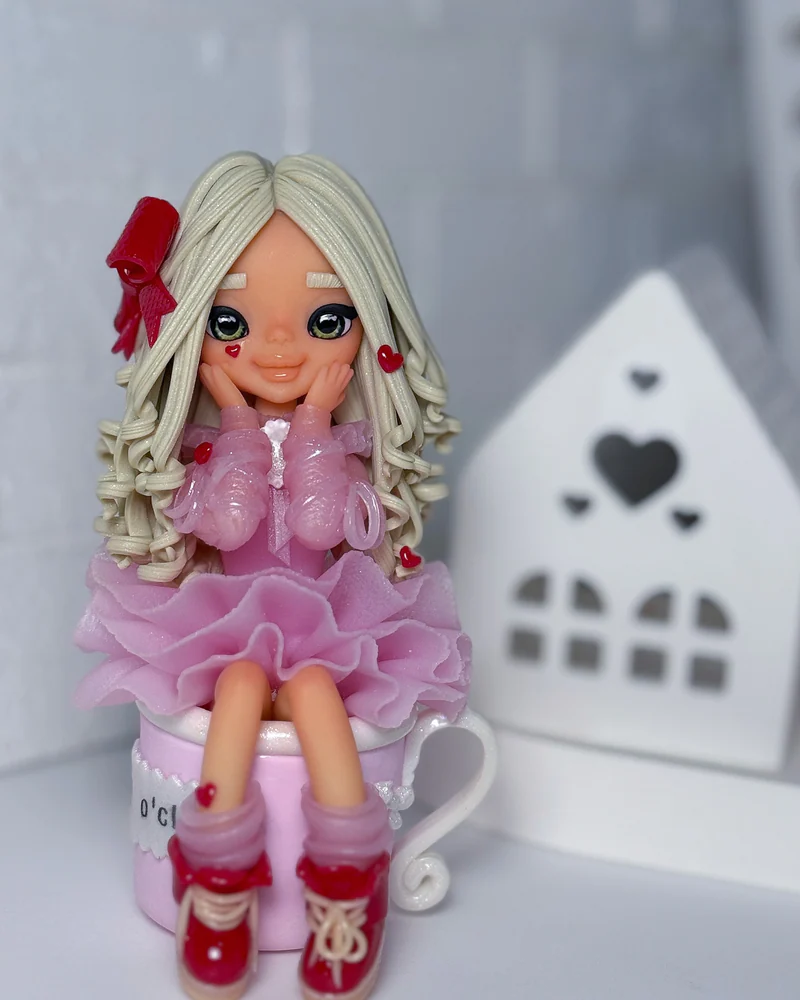 Кукла 3D со светлыми волосами