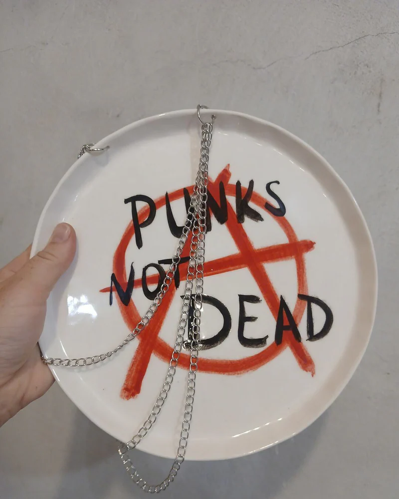 Белая тарелка на стену «Punks not dead»
