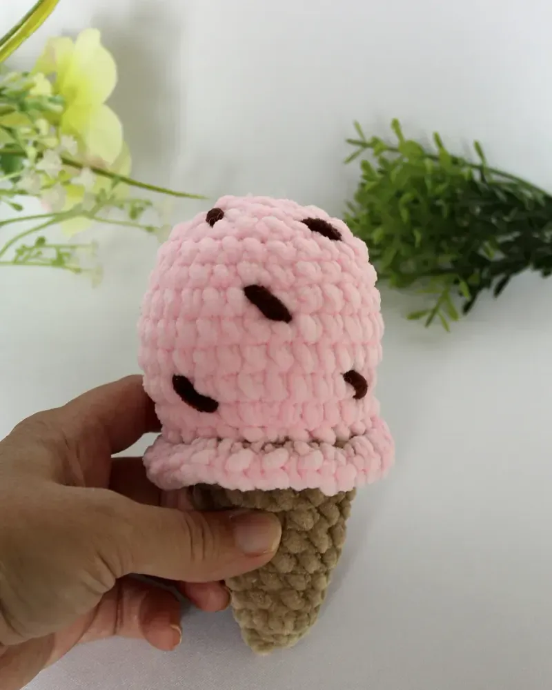 Мягкая вязаная игрушка «Мороженое» плюшевое — Бежевый и розовый