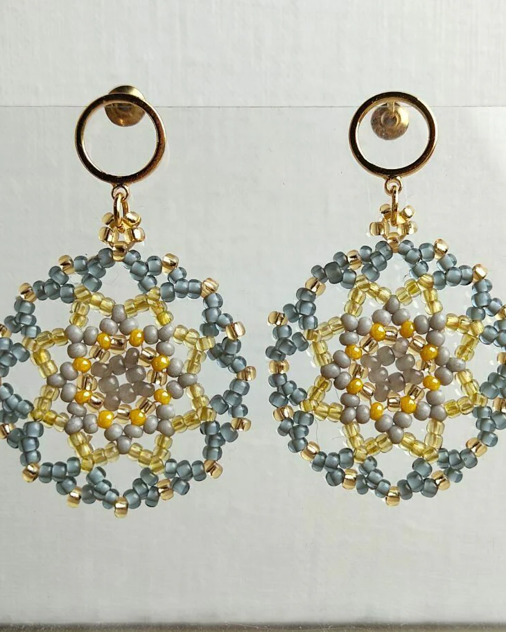 Серьги круглые из бисера серо-жёлтые 3 см