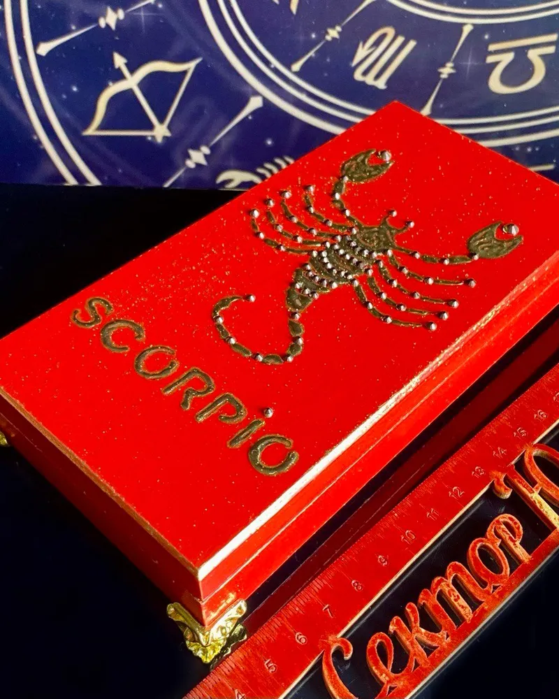 Шкатулка для денег по Зодиаку "Скорпион" — Красная шкатулка
