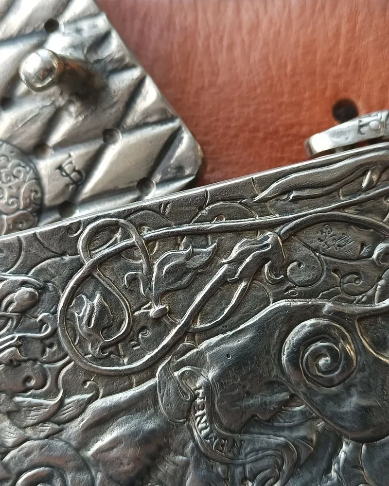 Пряжка «DEWR» — Основной