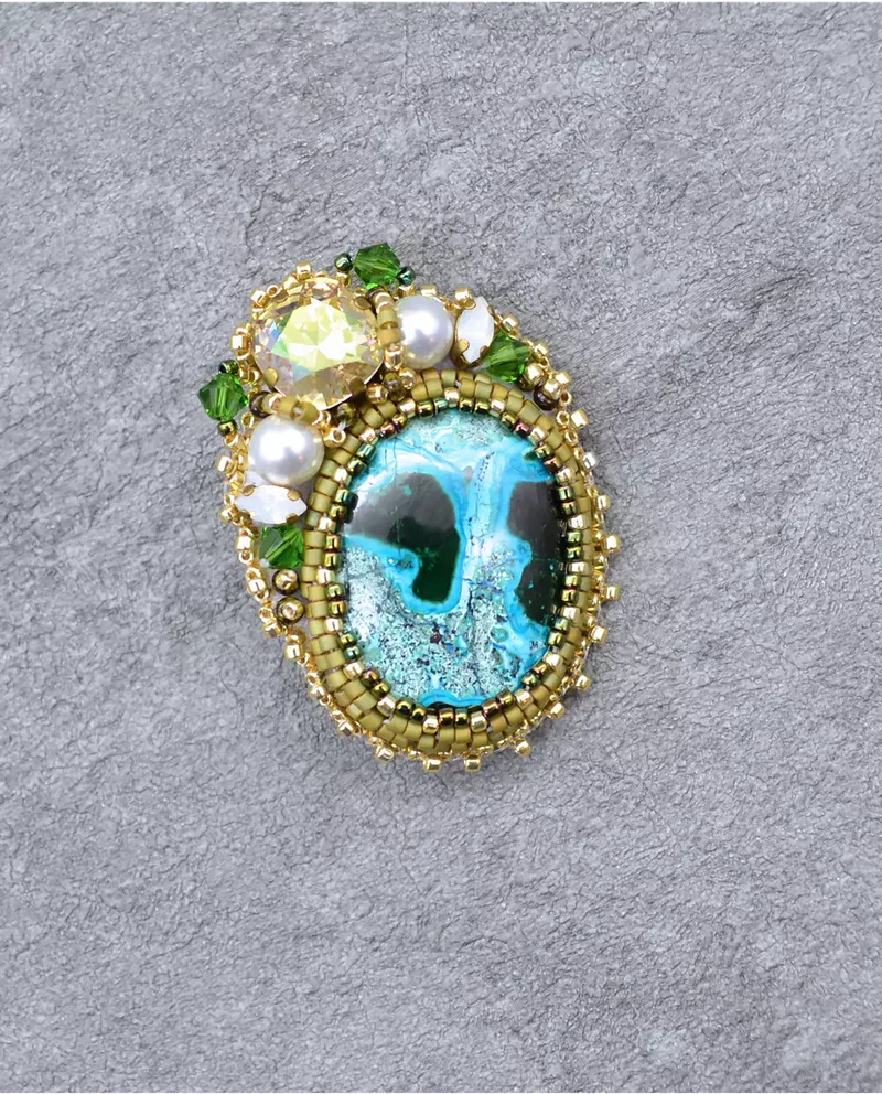 Брошь ручной работы с хризоколлой и Swarovski
