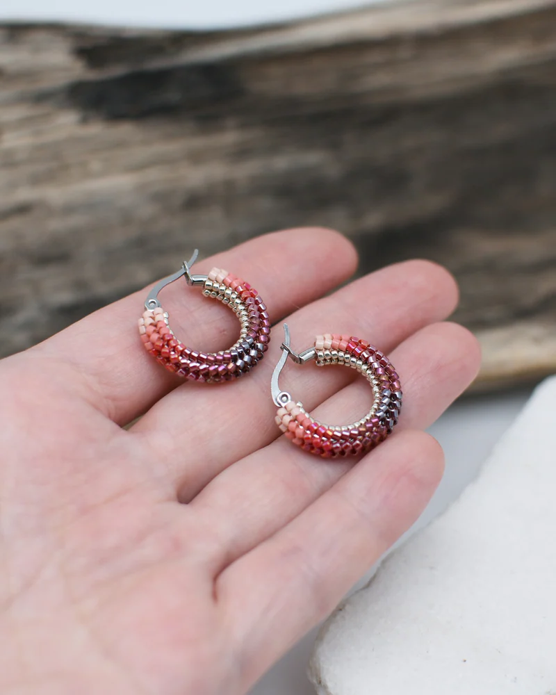 Серьги-кольца из бисера — Красный градиент