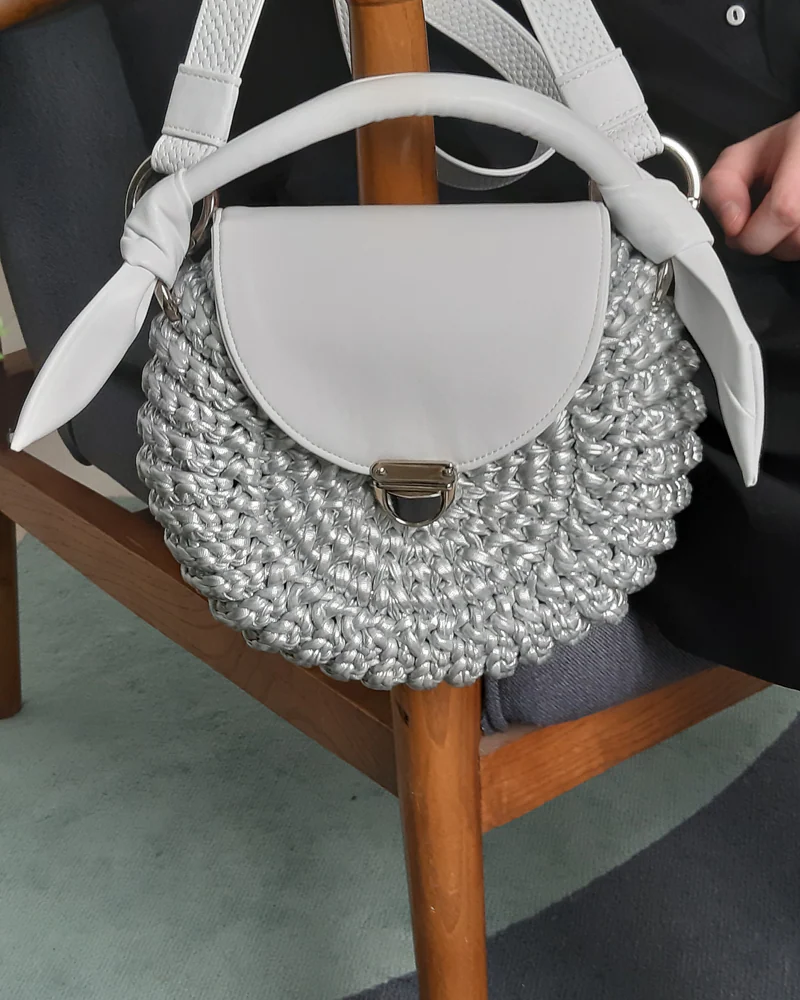 Серебристая круглая сумочка из трикотажной пряжи Metallic