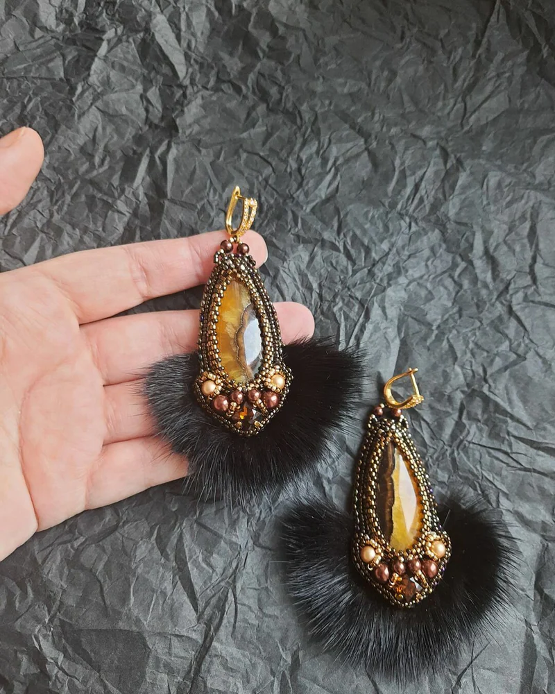 Серьги коричневые с аммонитовым кальцитом и мехом норки
