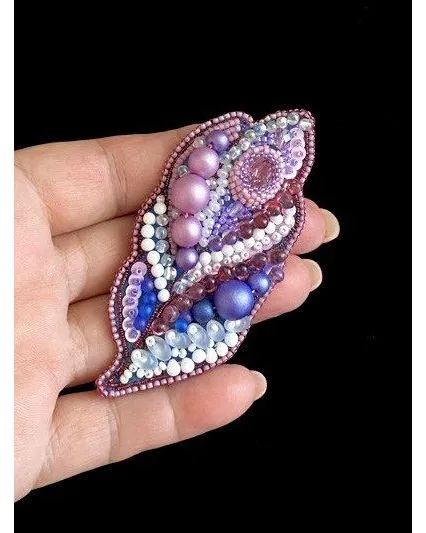 Брошь «Листик» — сиренево-розовая, с кристаллом Swarovski