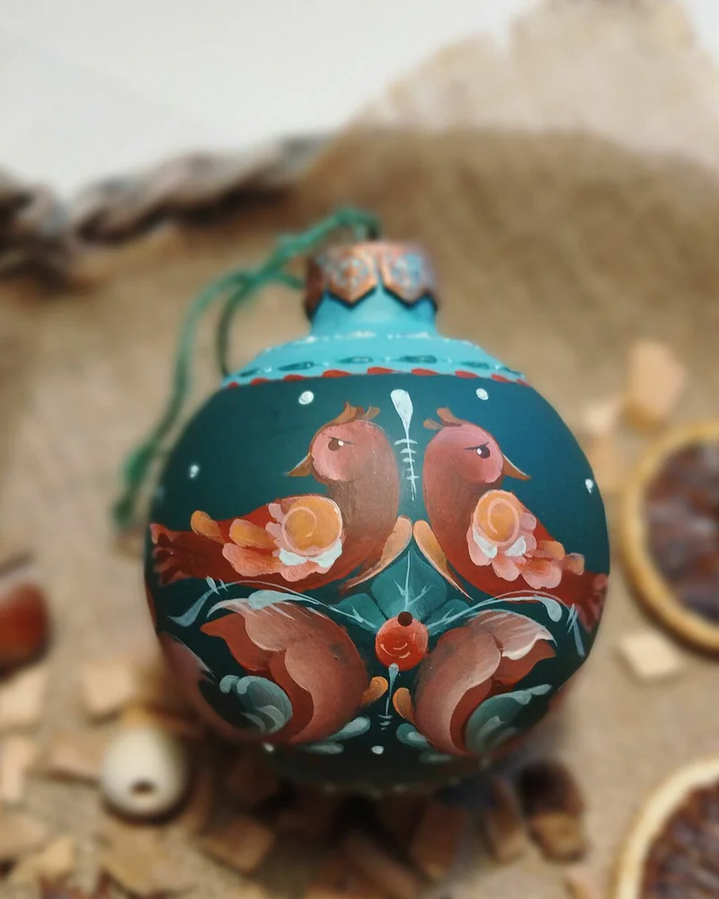 Стеклянный ёлочный шар с ручной росписью — Красно-зелёный рисунок