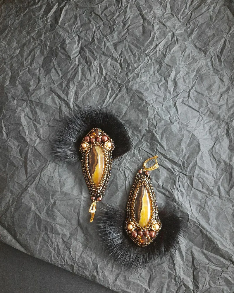 Серьги коричневые с аммонитовым кальцитом и мехом норки