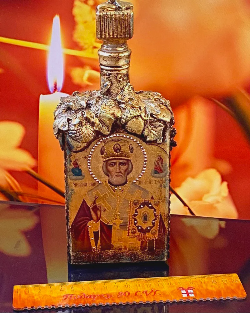 Бутыль/сосуд для святой воды с иконой святого Николая Чудотворца.