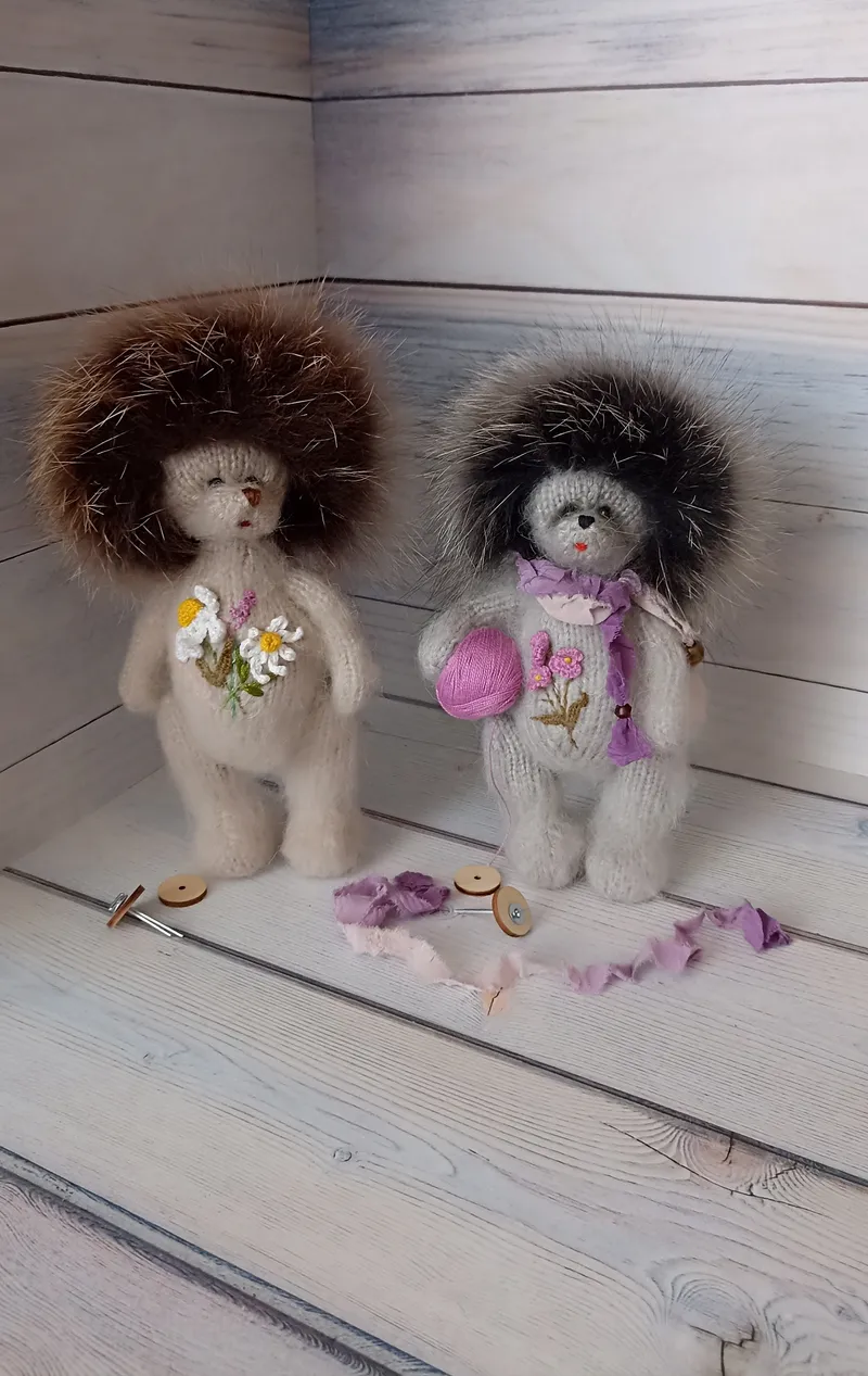 Вязаная игрушка " Ёжик с вышивкой "