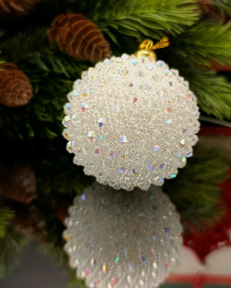 Белый елочный шарик. Белые елочные шары. Новогодние игру