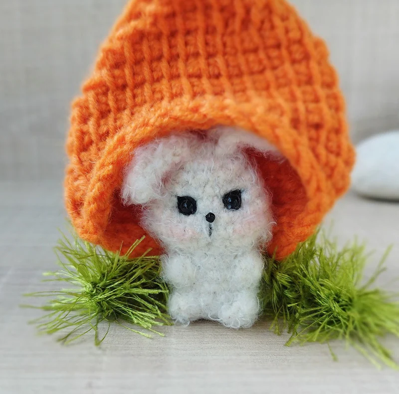 Амигуруми белый кролик с морковкой, игрушка зайка девочка