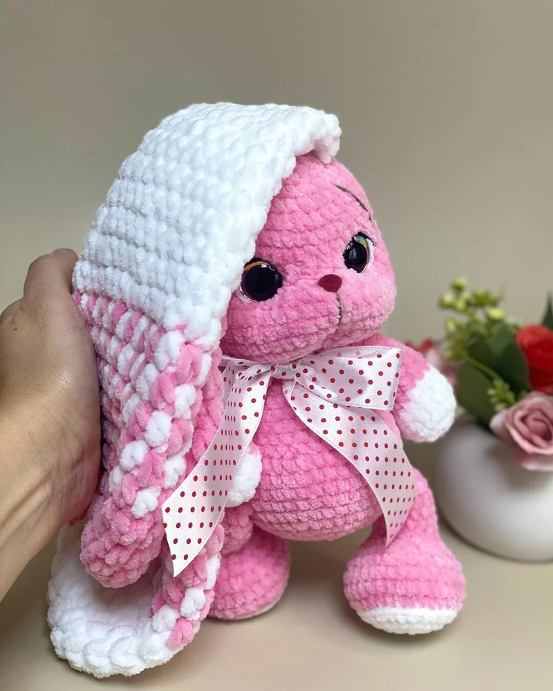 Вязаная розовая зайка амигуруми