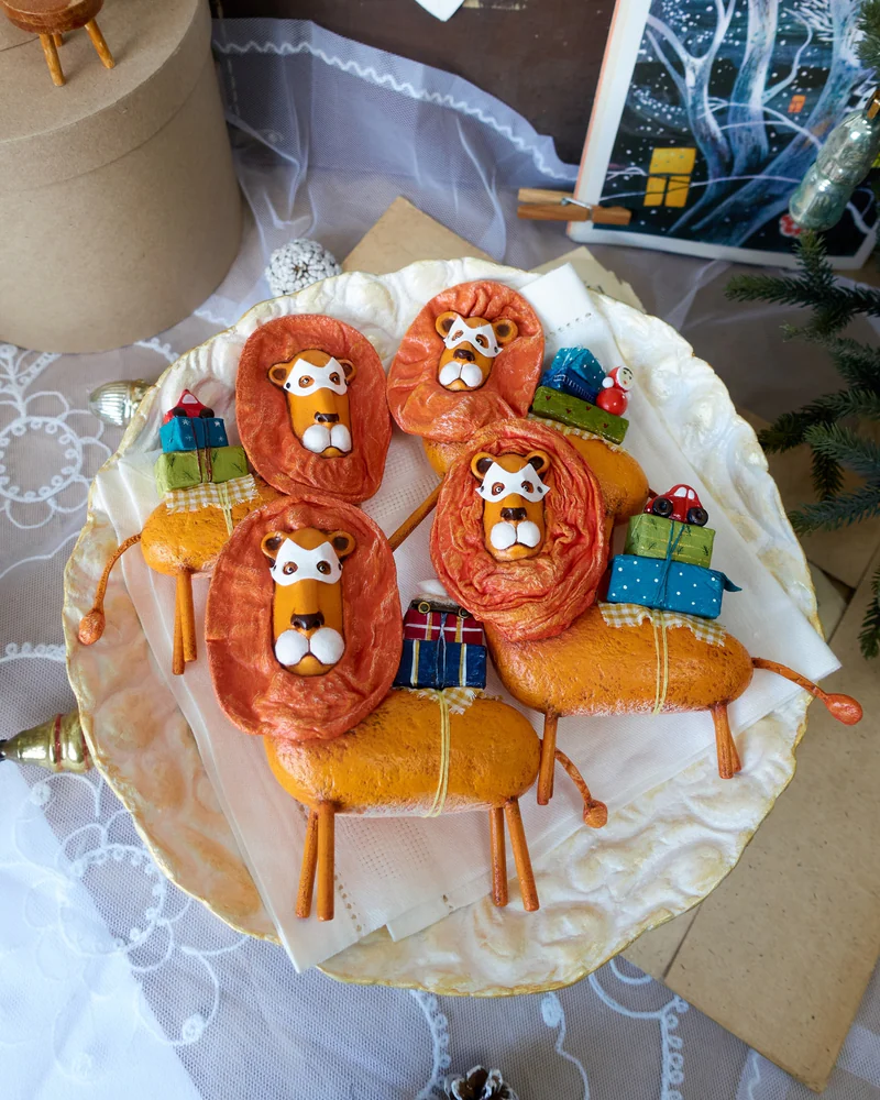 Ёлочная игрушка «Лев с подарками»