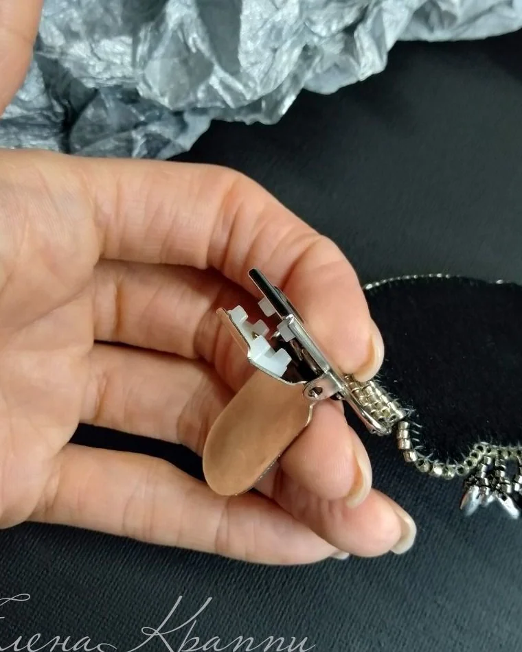 Серый зажим для кардигана с магнезитом