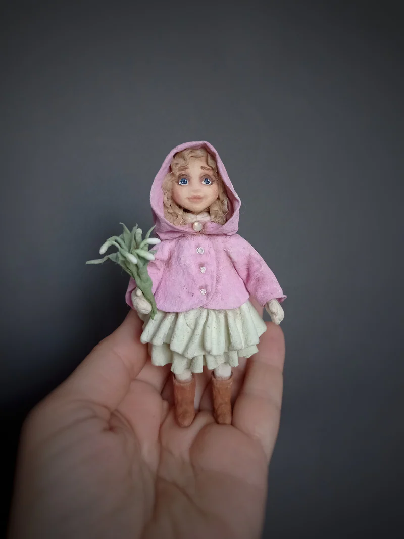 Девочка с подснежниками (розовая)