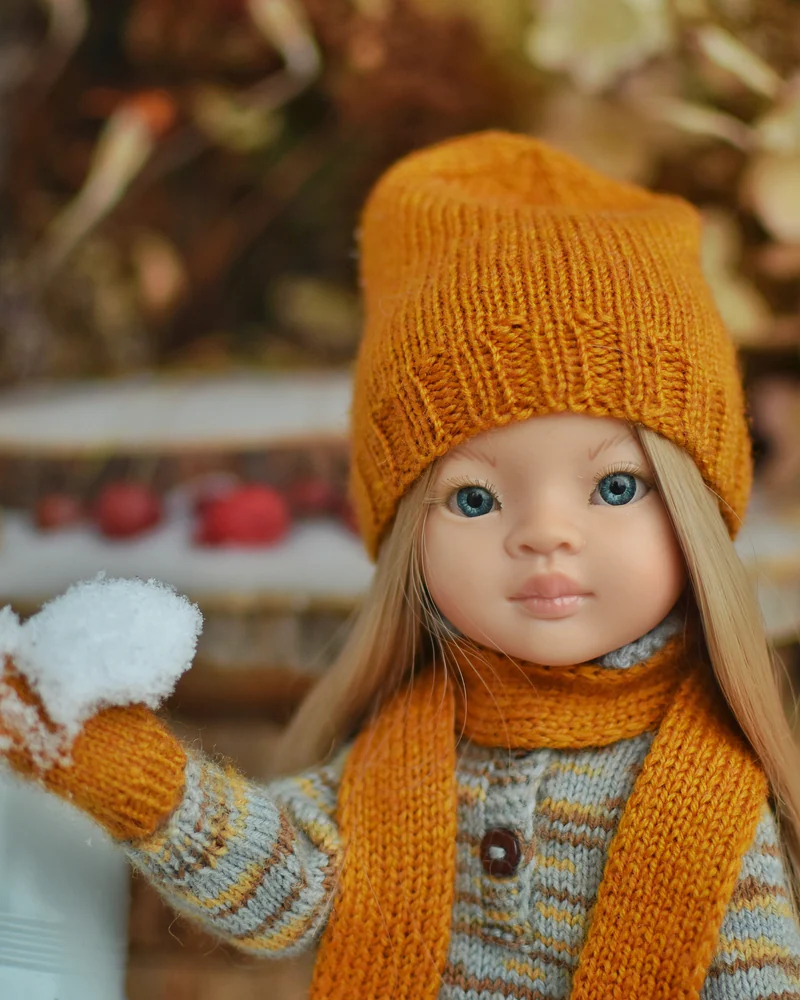 Варежки и комплект одежды для куклы
