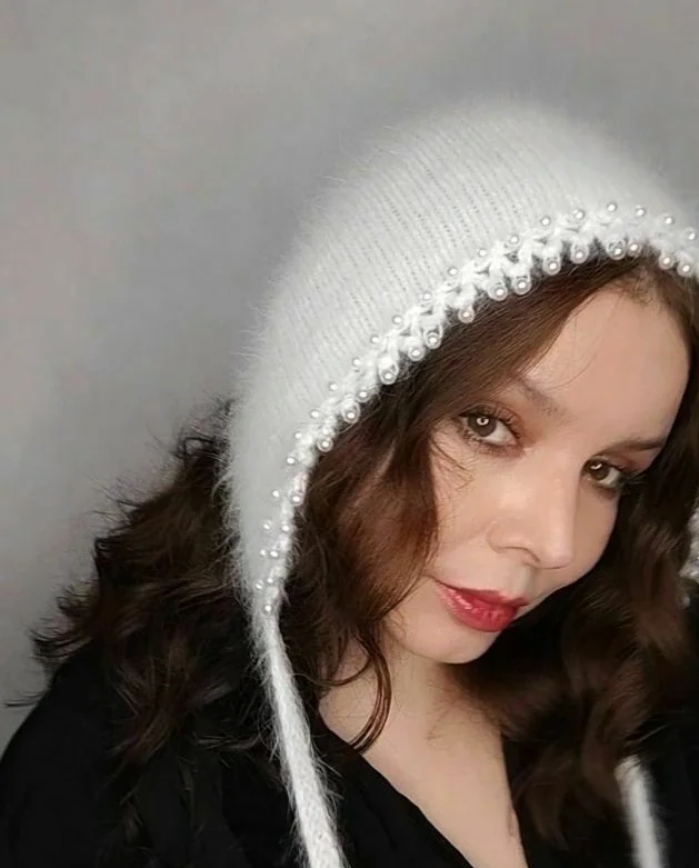 Чепчик белый из ангоры с бусинками