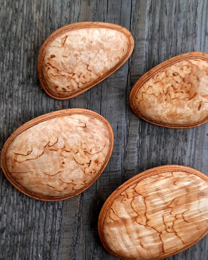 Брошь из карельской березы