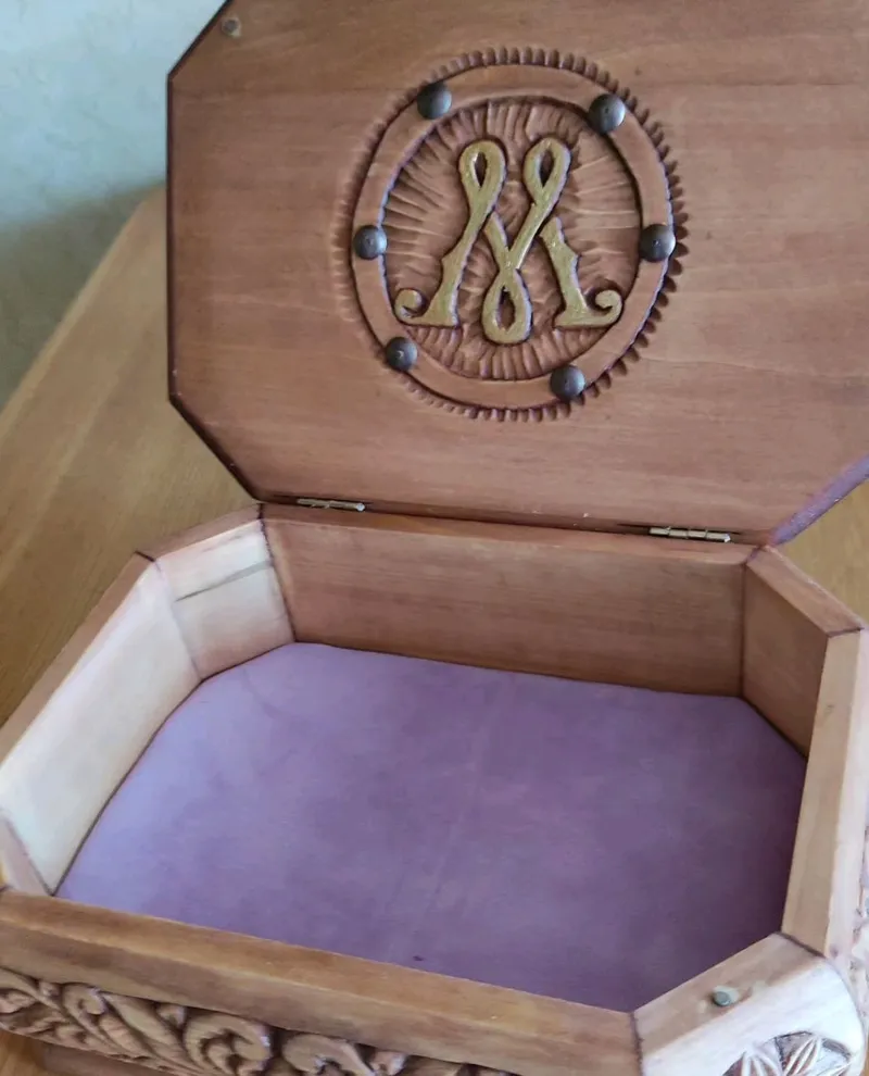 Большая резная шкатулка «Древо Рода» с монограммой — Липа