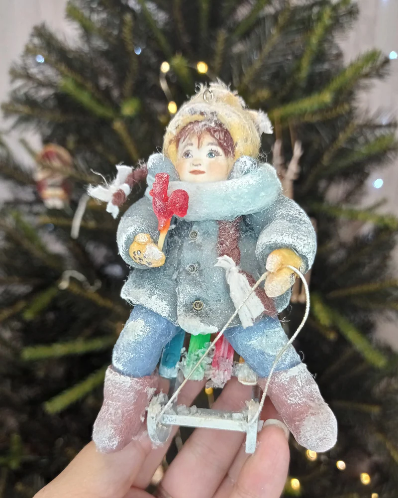 Ватная игрушка "девочка на санках"