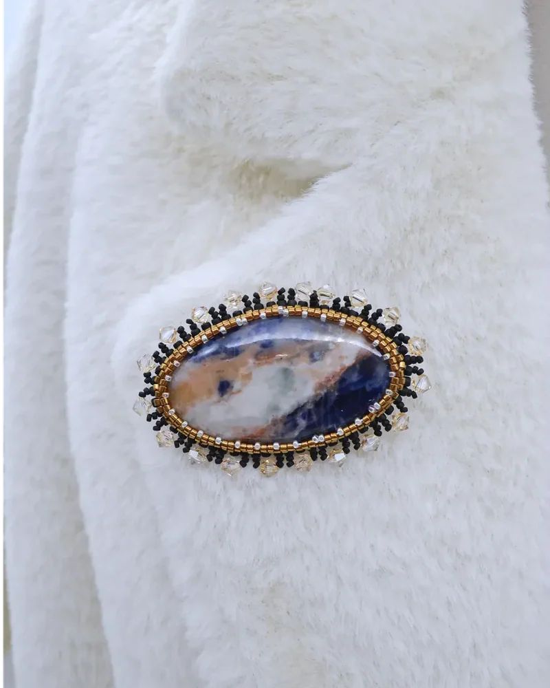 Брошь ручной работы с содалитом и Swarovski