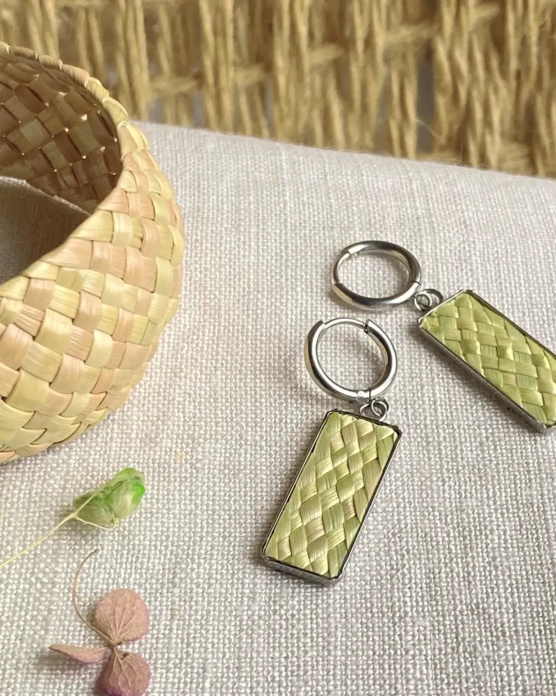 Серьги «Айфон» из соломки — Фисташковые, золото