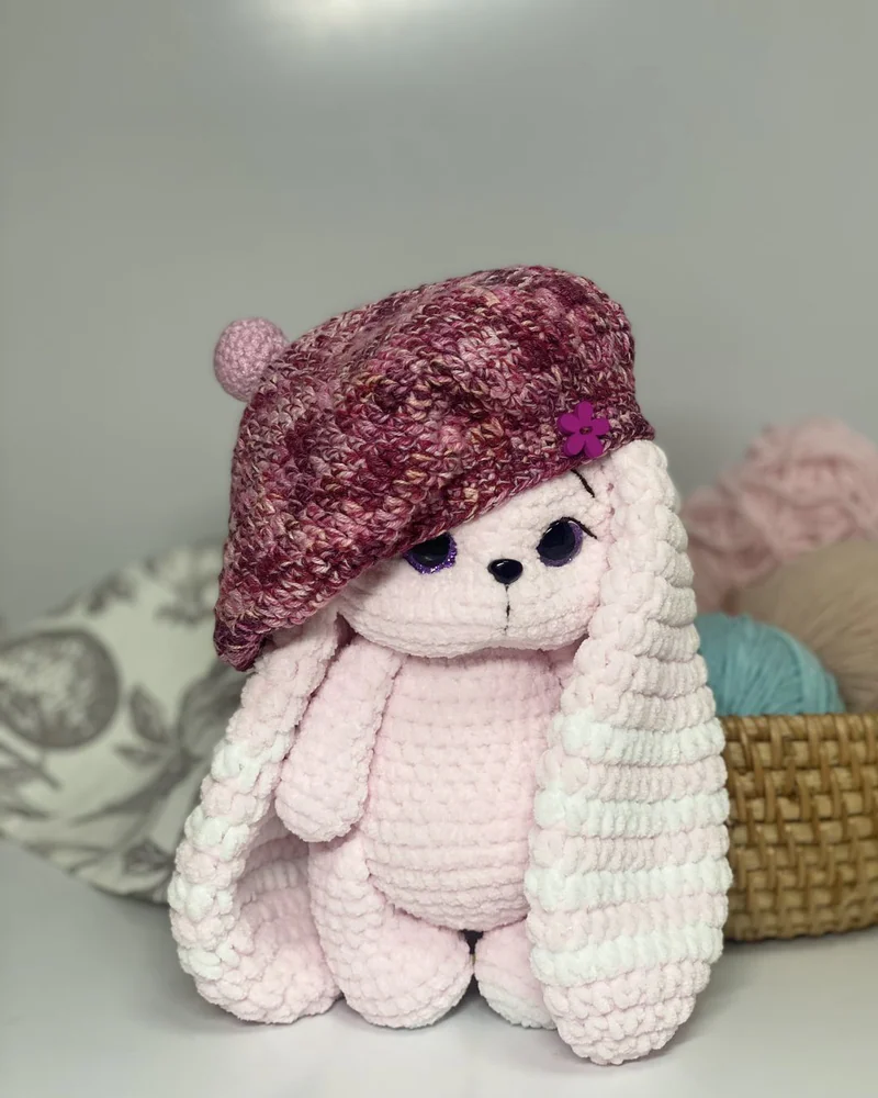 Вязаная розовая зайка амигуруми