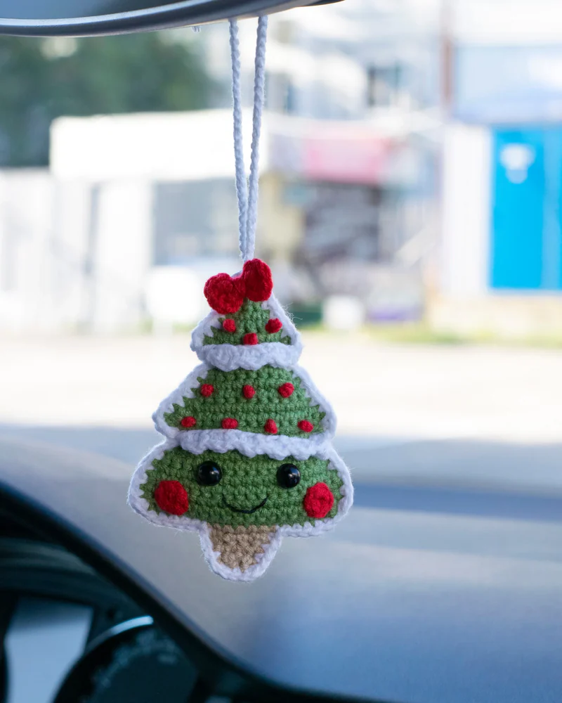 Елочка вязаная игрушка на зеркало заднего вида в машину