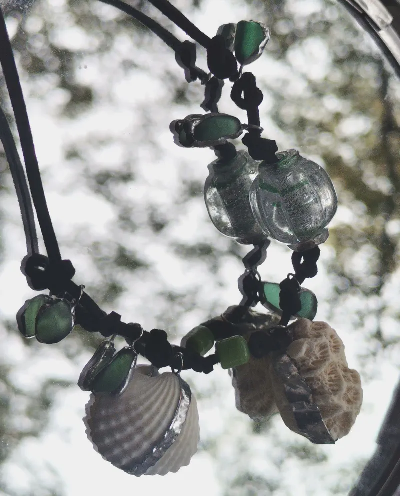 Колье русалки с кораллом, пляжным стеклом, ракушкой и бусиной лэмпворк — Зелёный