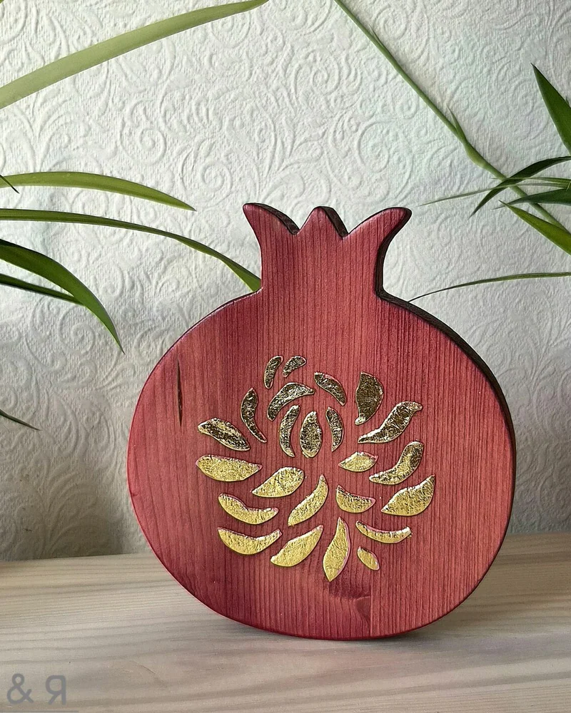 Интерьерная фигурка «Гранат» из дерева, красная с золотом — Гранат