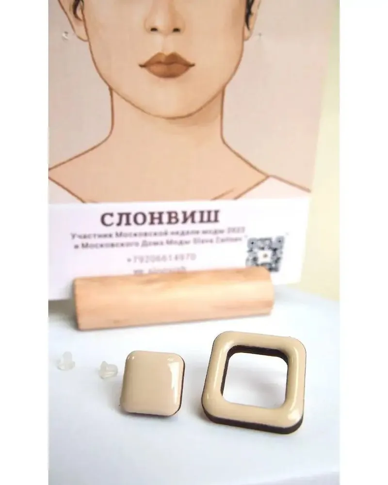 Серьги гвоздики асимметричные маленькие деревянные — бежевый