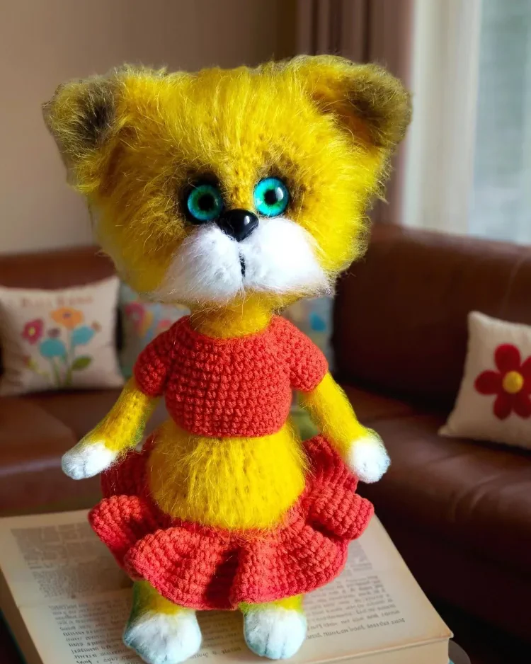 Игрушка интерьерная ручной работы, вязаная кошка в юбке,14+