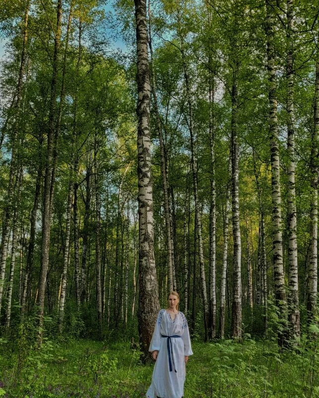 Платье льняное в народном стиле, белое с синим поясом