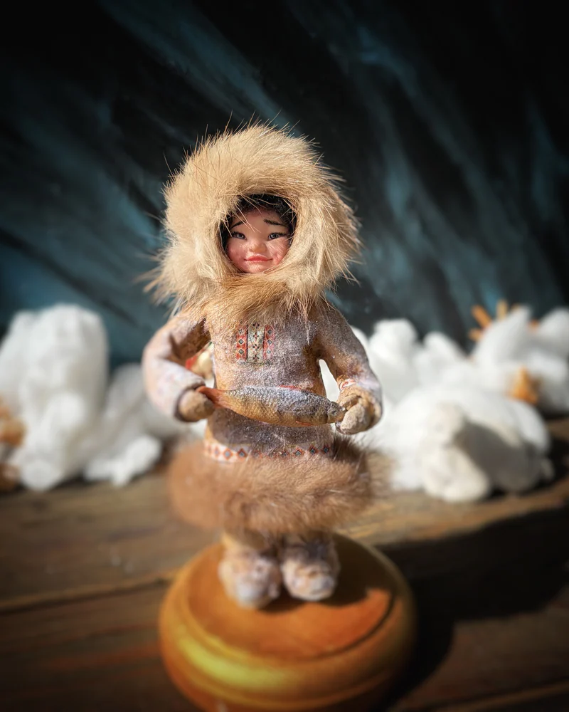 Якутёнок в коричневой меховой одежде