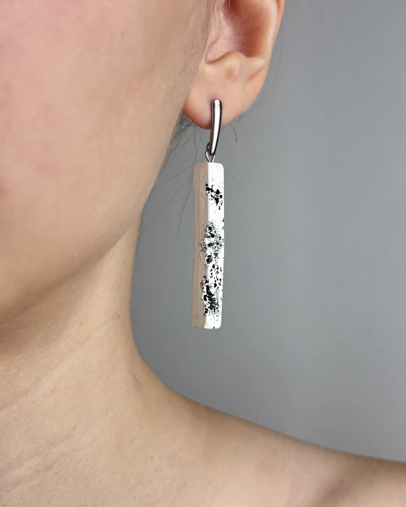 Серьги асимметричные из бетона — Белые с чёрным крапом