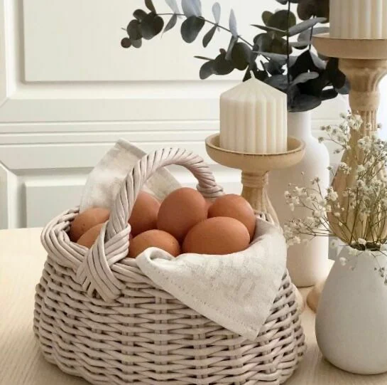 Плетеная корзина для хранения на кухню. Корзина с ручкой в бежевом цвете