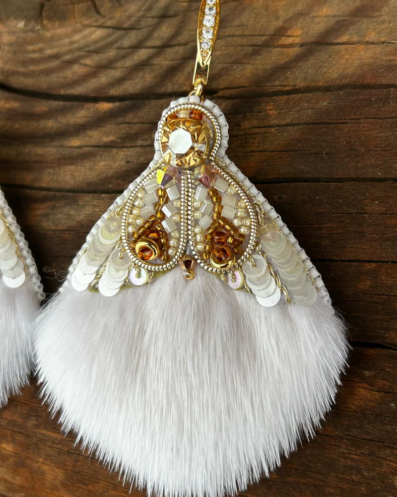 Серьги с мехом «Золотые мушки» вышитые бисером, белый
