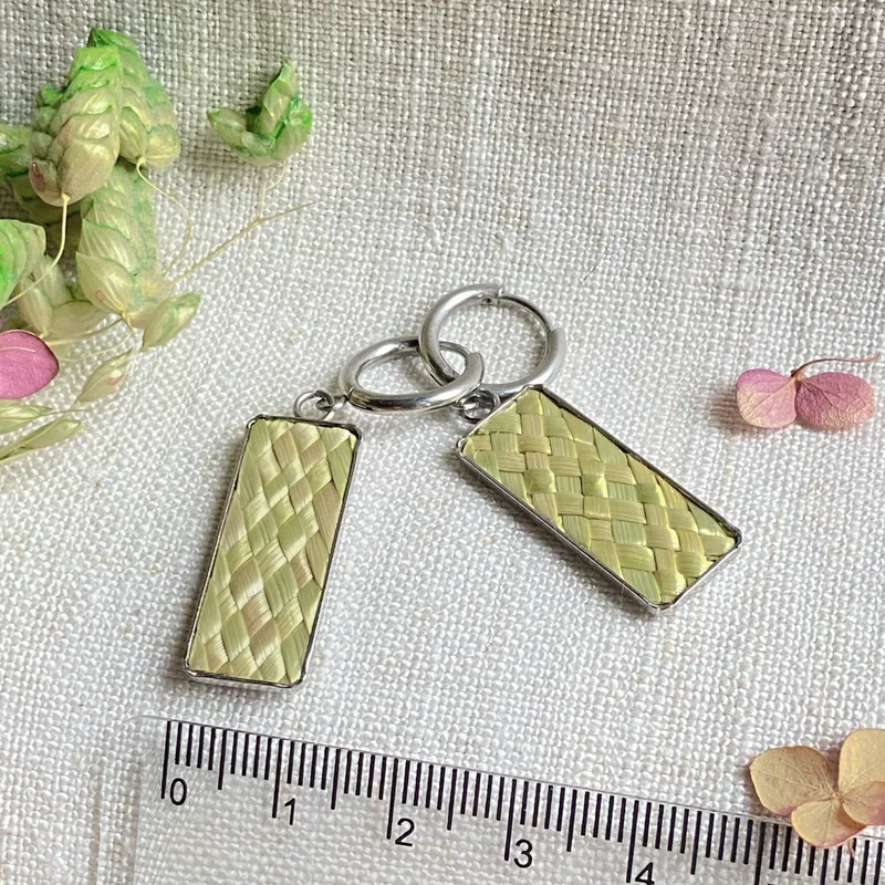 Серьги «Айфон» из соломки