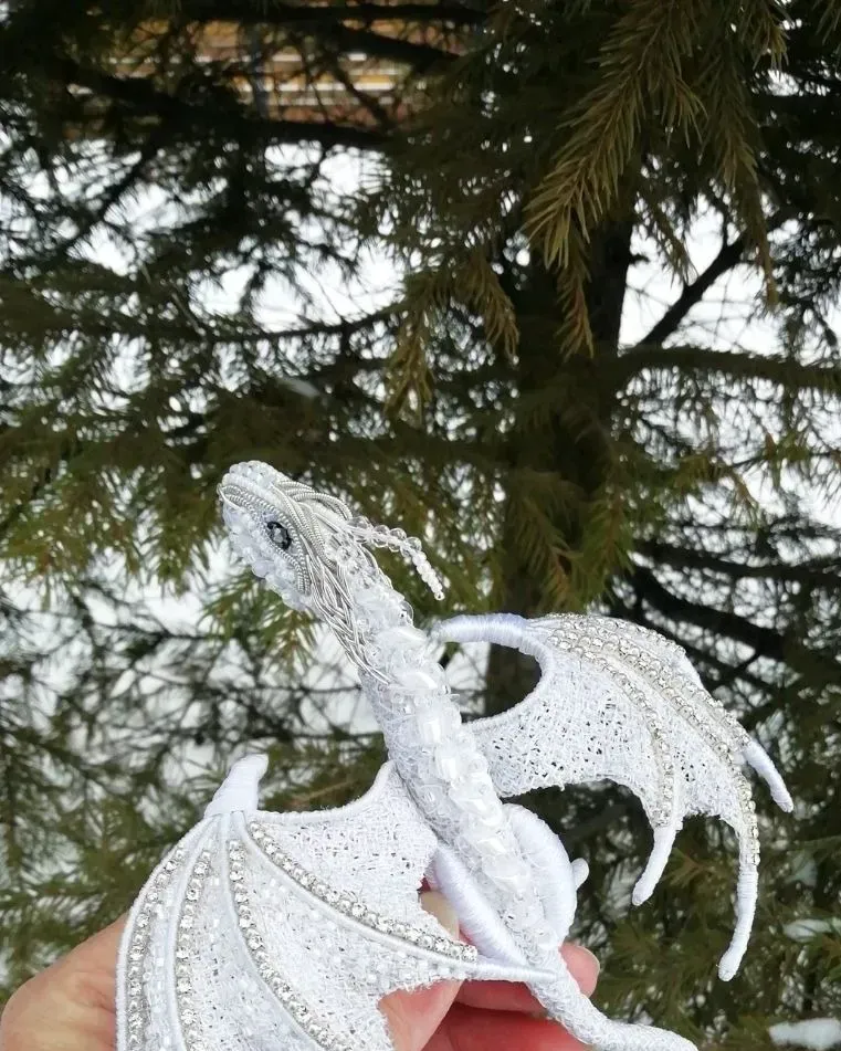Брошь «Ice Dragon», белая — Основной