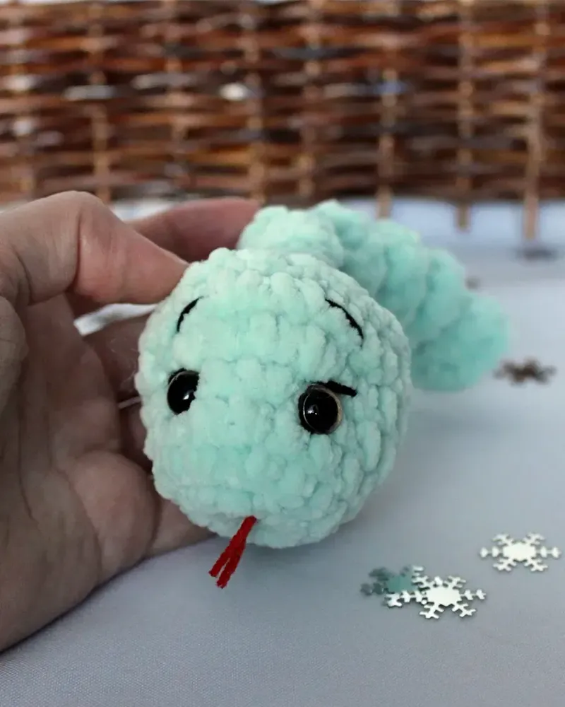 Мягкая вязаная игрушка «Змея-спираль» — Мятный