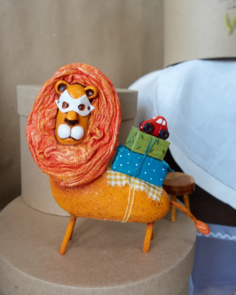 Ёлочная игрушка «Лев с подарками»