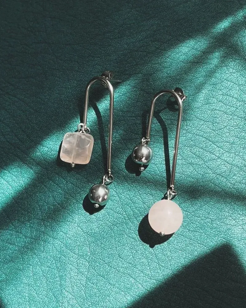 Асимметричные серьги из розового кварца