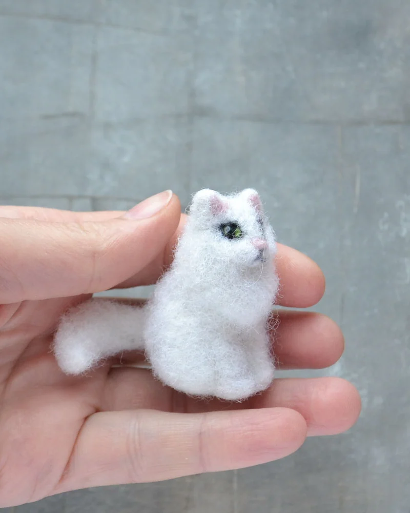 Валяный белый котенок интерьерная игрушка для кукольного домика