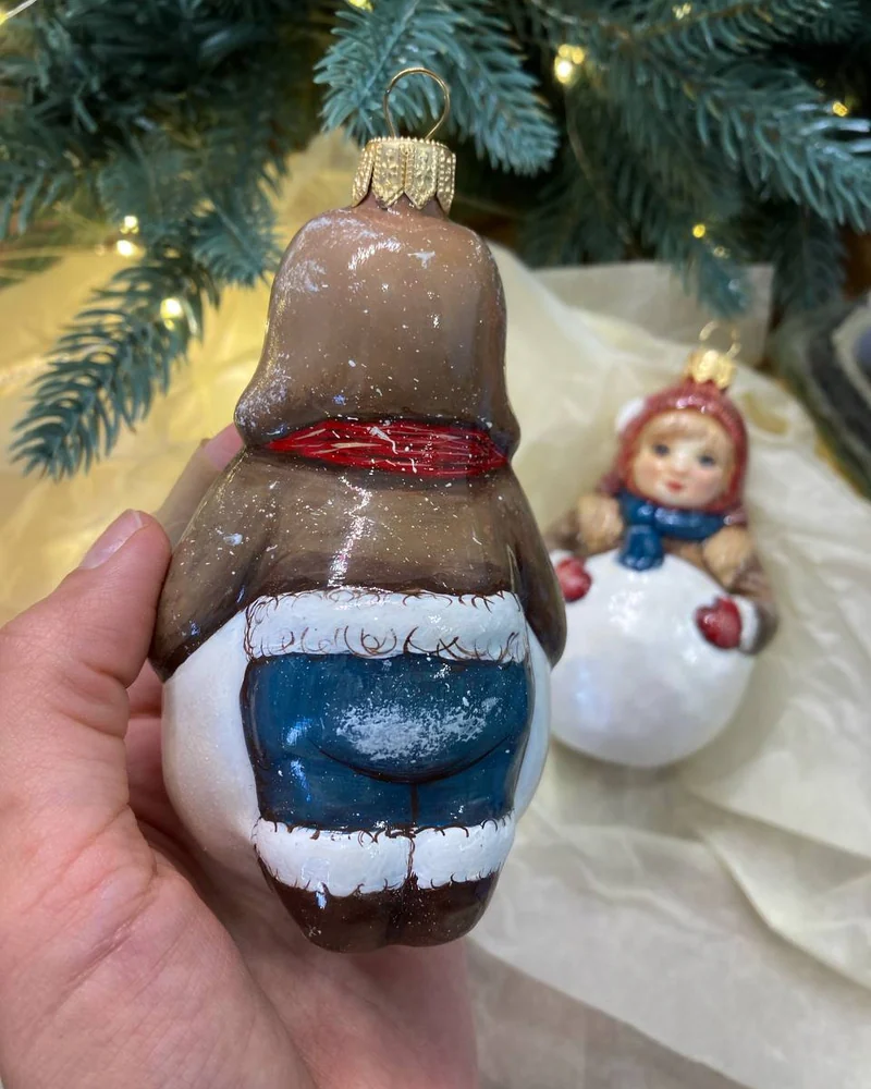 Белая ёлочная игрушка «Мальчик со снежком»