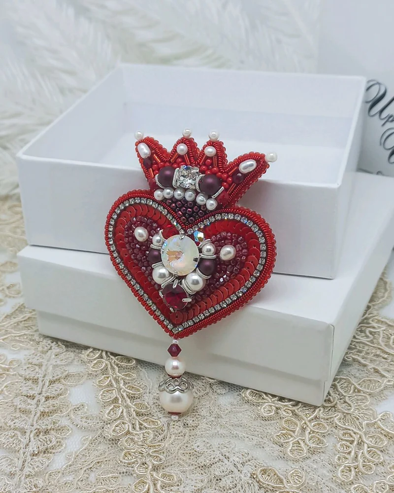 Брошь Сердце королевы из бисера