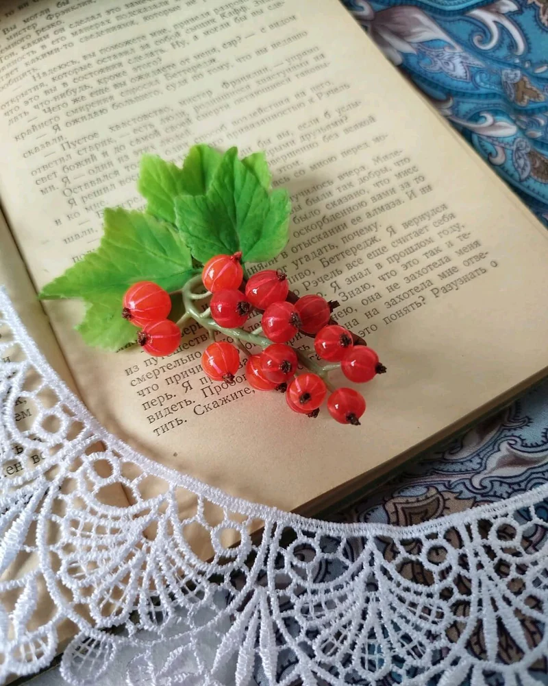 Брошь ручной работы Красная Смородина