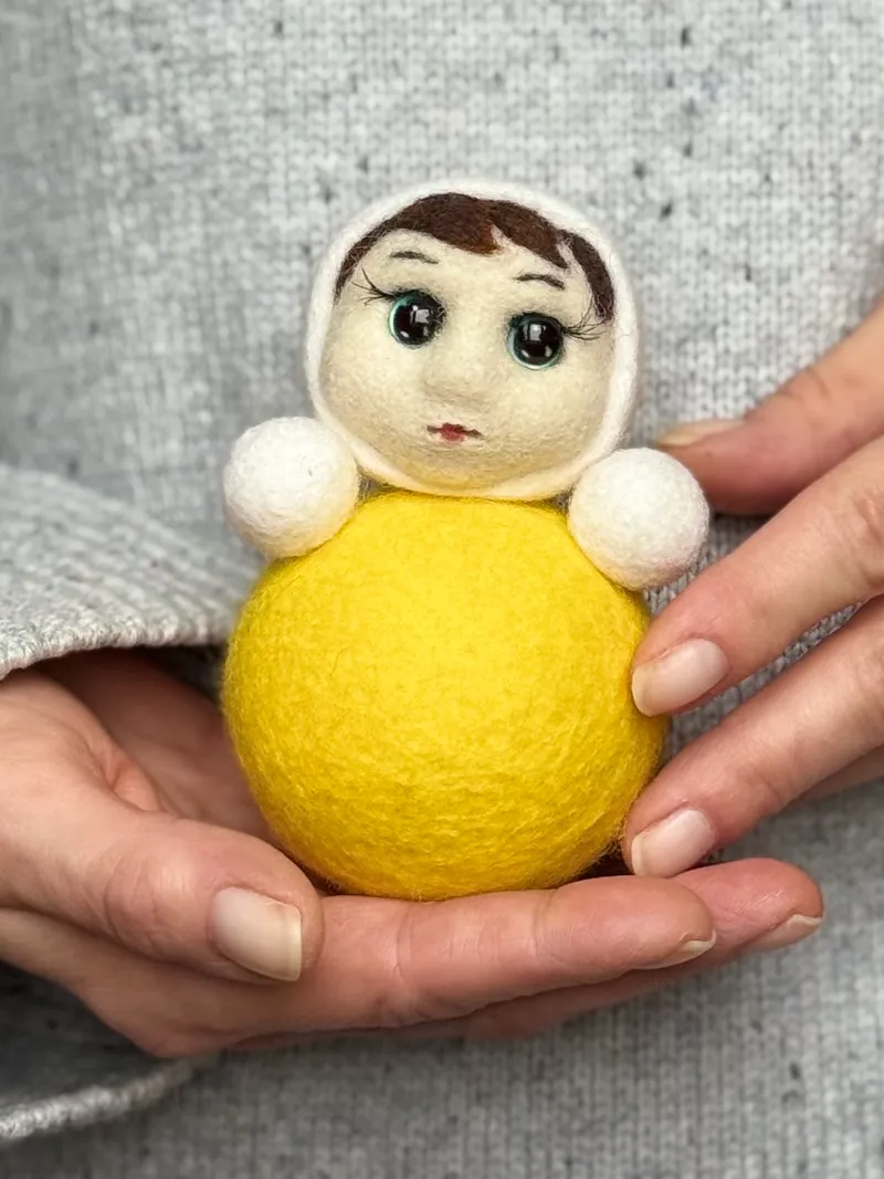Елочная игрушка - солнечная неваляшка